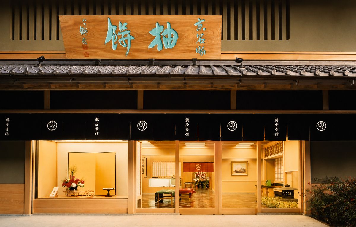 鶴屋吉信の店構え。看板と店内のしつらい