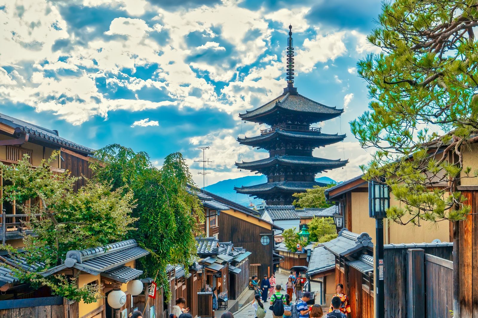 京都・東山、八坂の塔（法観寺）を望む町並み